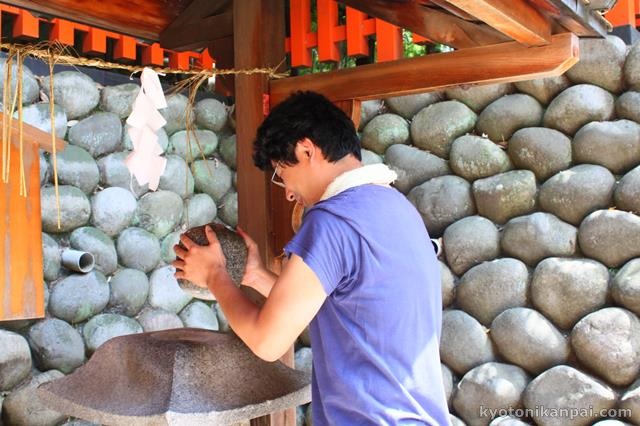 奥の院名物「おもかる石」