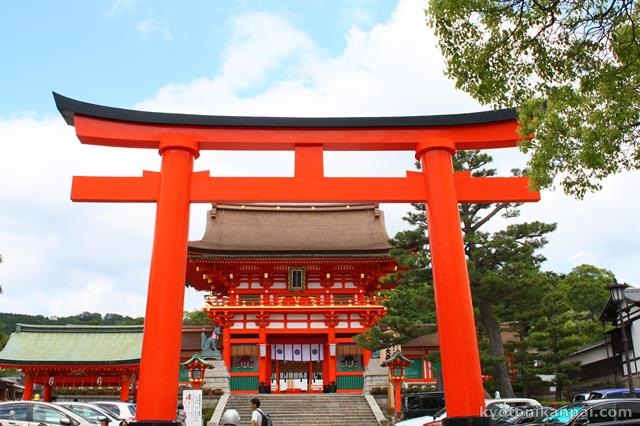豊臣秀吉寄進の楼門など朱塗りの社殿が印象的